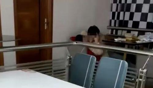 食堂吃瓜情侣,甜蜜情侣的日常甜蜜瞬间