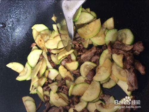 小瓜和肉怎么炒着吃,家常炒菜新尝试