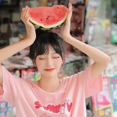 闷头吃瓜女孩头像,闷头吃瓜女孩的静谧时光