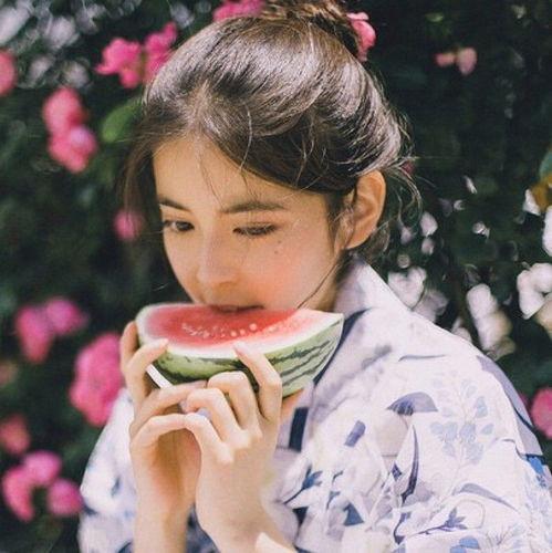 闷头吃瓜女孩头像,闷头吃瓜女孩的静谧时光