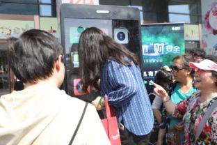 路人街头吃瓜,路人围观街头吃瓜，现场热闹非凡