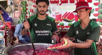 路人街头吃瓜,路人围观街头吃瓜，现场热闹非凡