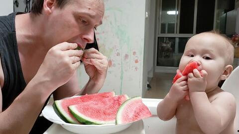 父亲吃瓜,一场家庭欢乐时光的温馨记录