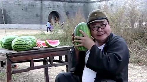 官兵吃瓜不给钱,揭秘军营中的独特现象