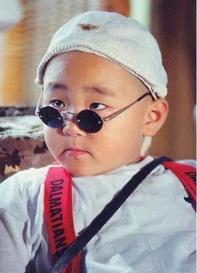 郝邵文吃瓜图片,萌态十足引网友热议