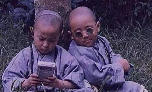 郝邵文吃瓜图片,萌态十足引网友热议