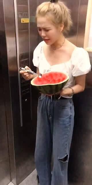 只想静静吃瓜,只想静静吃瓜的悠闲时光