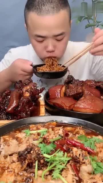 瓜蛋哥吃火鸡面,味蕾与勇气的极限对决！