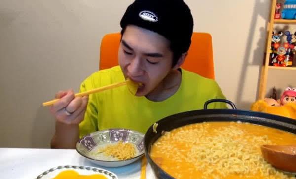 瓜蛋哥吃火鸡面,味蕾与勇气的极限对决！