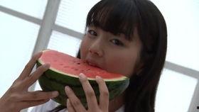 清纯可爱少女吃瓜,萌态十足引网友热议