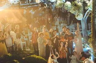 大型婚礼吃瓜群众,吃瓜群众围观狂欢盛宴