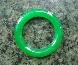 闲置翡翠手镯吃瓜,揭秘翡翠收藏与时尚潮流的跨界融合